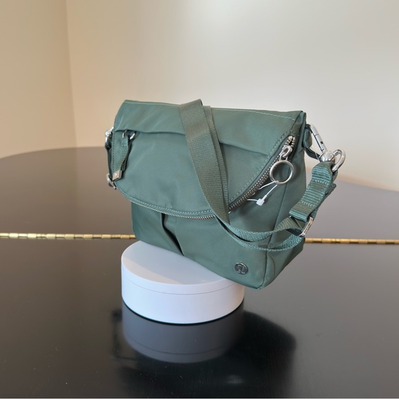 NWT Athleisure Vacation Minimalist Lululemon All Night Festival Bag 5L - Picture 9 of 17